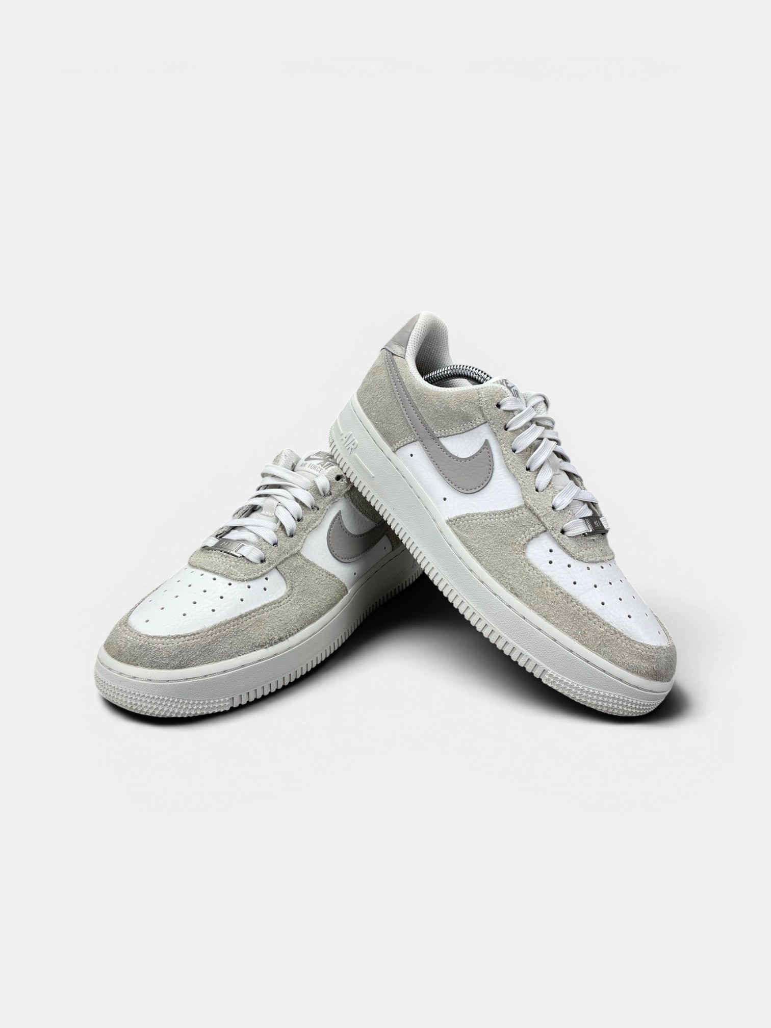 Nike Air Force 1 Low College Grey Phantom — buty sportowe damskie w bardzo dobrym stanie rozmiar 40, boczny profil