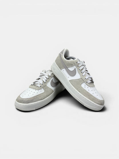 Nike Air Force 1 Low College Grey Phantom — buty sportowe damskie w bardzo dobrym stanie rozmiar 40, boczny profil