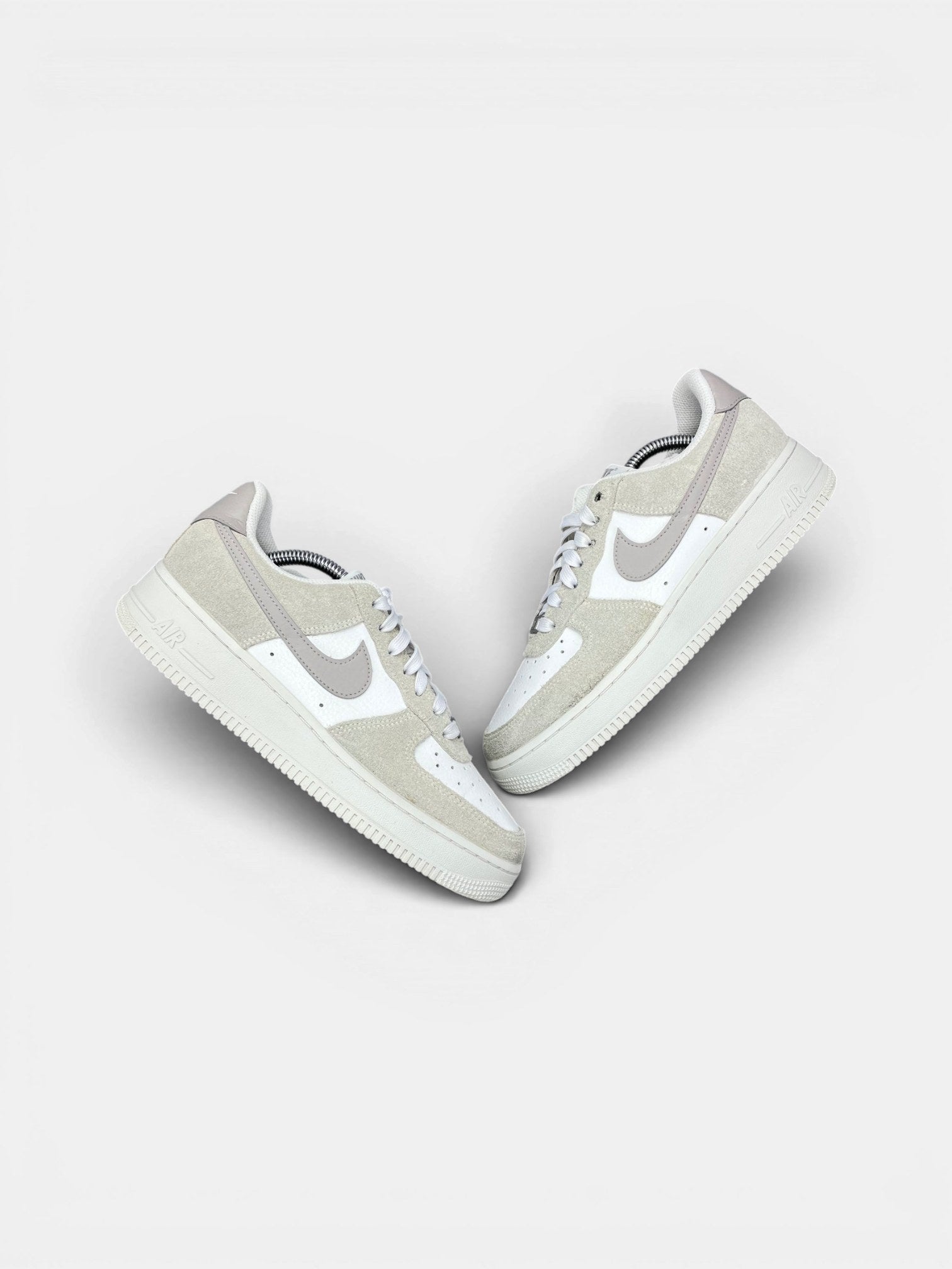 Nike Air Force 1 Low College Grey Phantom — buty sportowe damskie w bardzo dobrym stanie rozmiar 40, widok z góry na zewnętrzną stronę butów