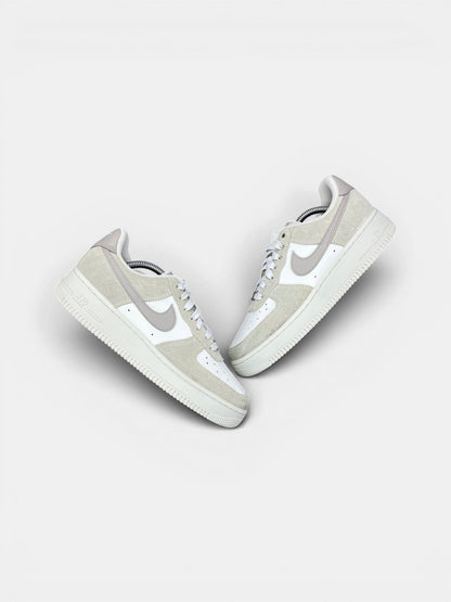 Nike Air Force 1 Low College Grey Phantom — buty sportowe damskie w bardzo dobrym stanie rozmiar 40, widok z góry na zewnętrzną stronę butów