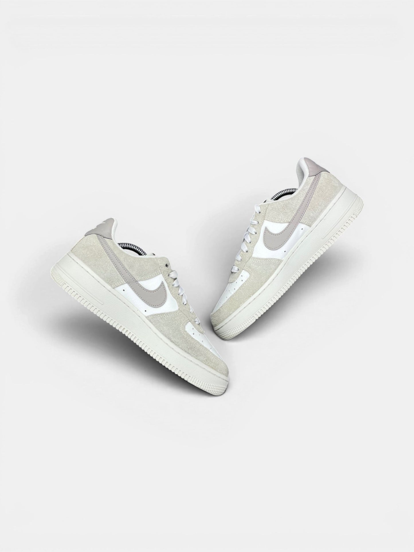 Nike Air Force 1 Low College Grey Phantom — buty sportowe damskie w bardzo dobrym stanie rozmiar 40, zewnętrzny panel prawego buta