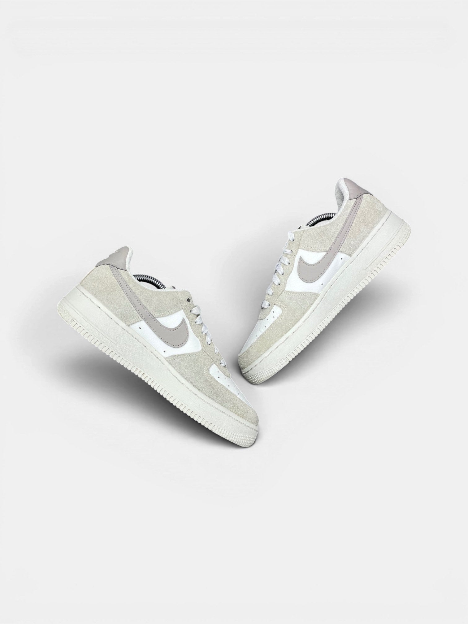 Nike Air Force 1 Low College Grey Phantom — buty sportowe damskie w bardzo dobrym stanie rozmiar 40, zewnętrzny panel prawego buta