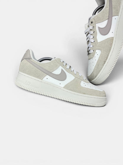 Nike Air Force 1 Low College Grey Phantom — buty sportowe damskie w bardzo dobrym stanie rozmiar 40, zewnętrzny panel lewego buta