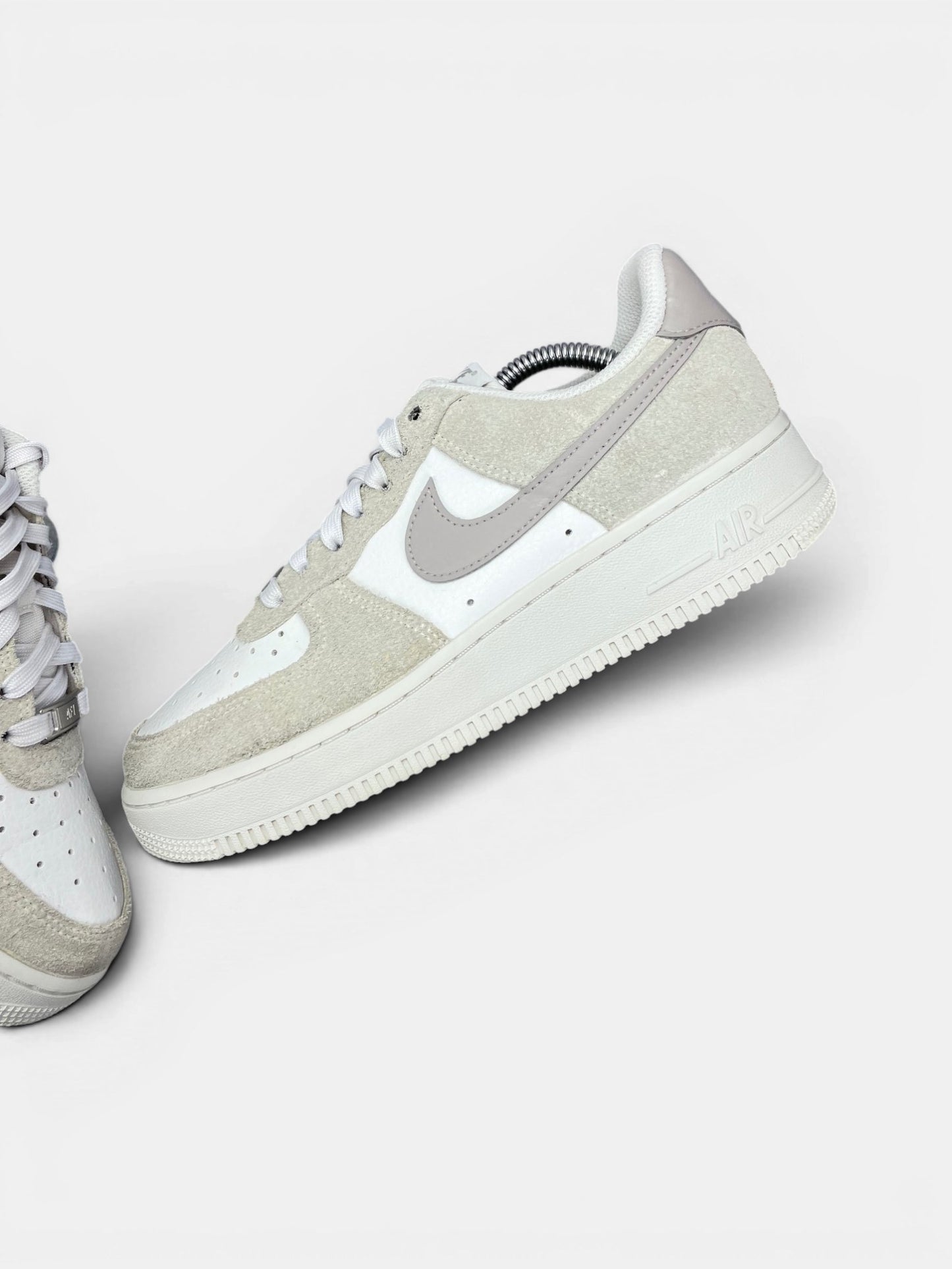 Nike Air Force 1 Low College Grey Phantom — buty sportowe damskie w bardzo dobrym stanie rozmiar 40, widok z góry na wewnętrzną stronę butów