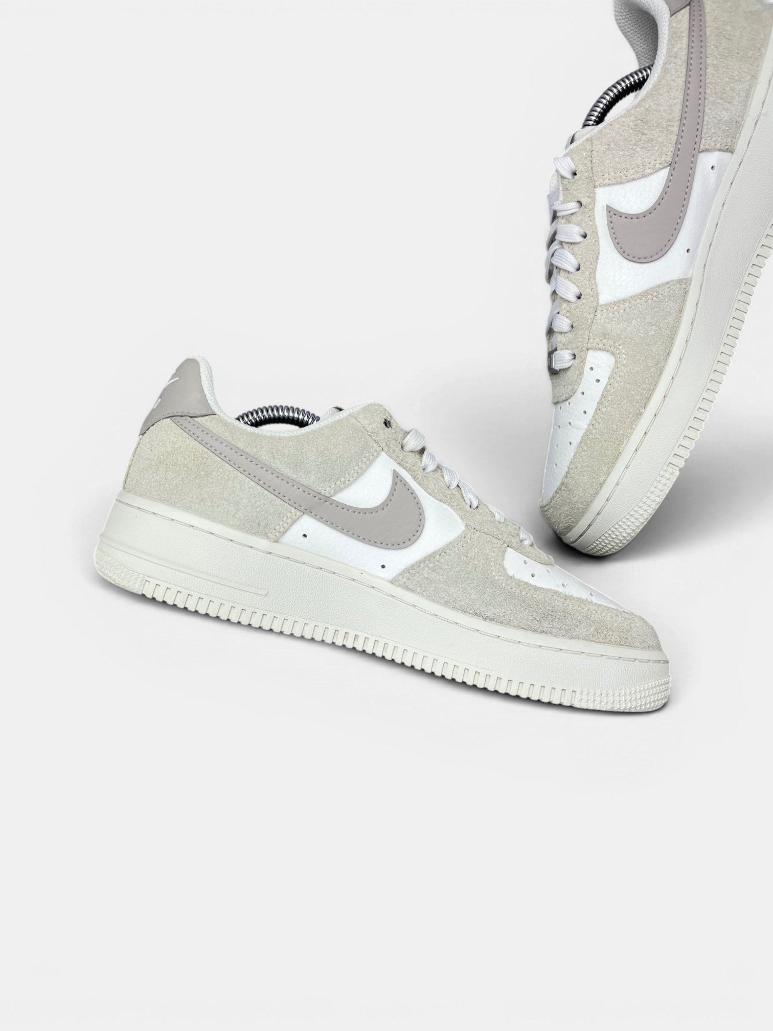 Nike Air Force 1 Low College Grey Phantom — buty sportowe damskie w bardzo dobrym stanie rozmiar 40, wewnętrzny panel lewego buta