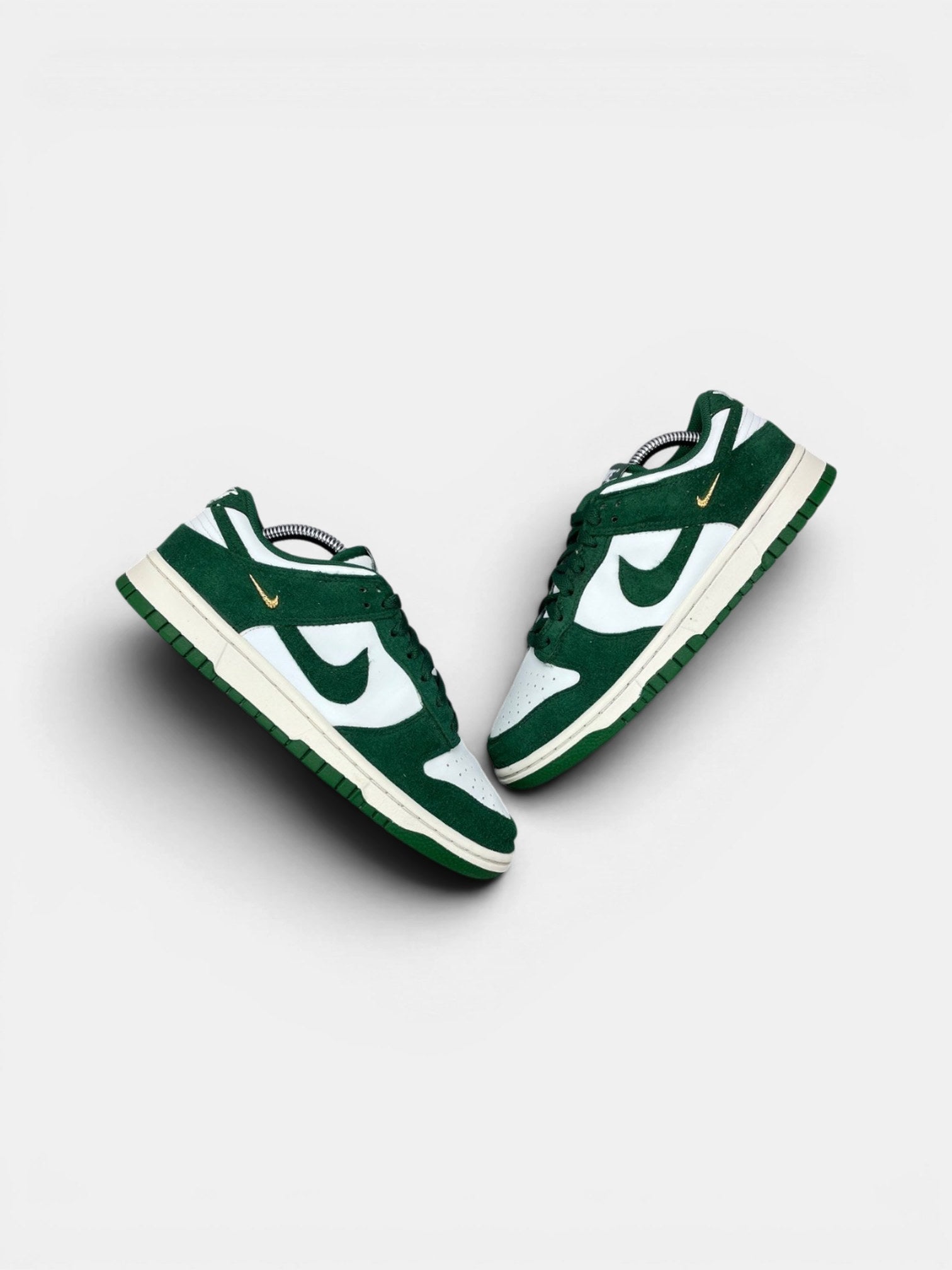 Nike Dunk Low — buty sportowe damskie w bardzo dobrym stanie rozmiar 39, widok z góry na zewnętrzną stronę butów