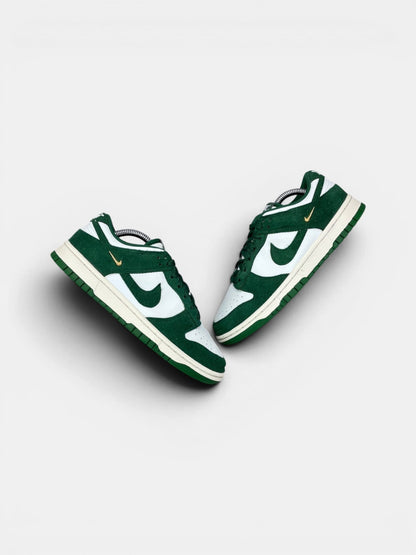 Nike Dunk Low — buty sportowe damskie w bardzo dobrym stanie rozmiar 39, widok z góry na zewnętrzną stronę butów