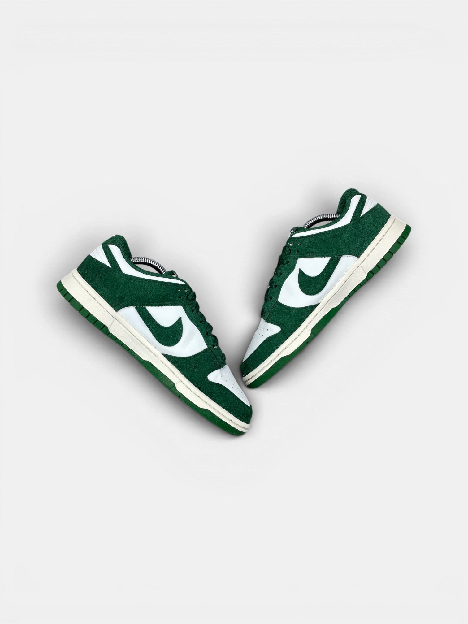 Nike Dunk Low — buty sportowe damskie w bardzo dobrym stanie rozmiar 39, zewnętrzny panel prawego buta
