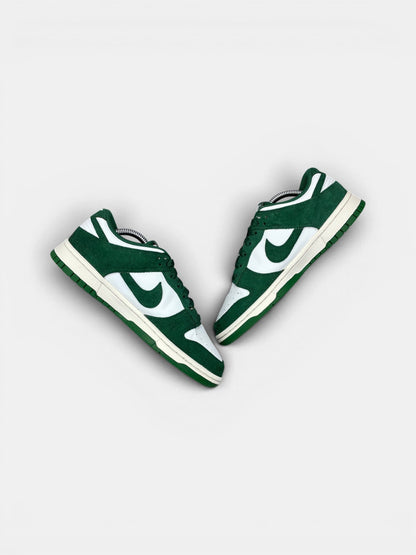 Nike Dunk Low — buty sportowe damskie w bardzo dobrym stanie rozmiar 39, zewnętrzny panel prawego buta