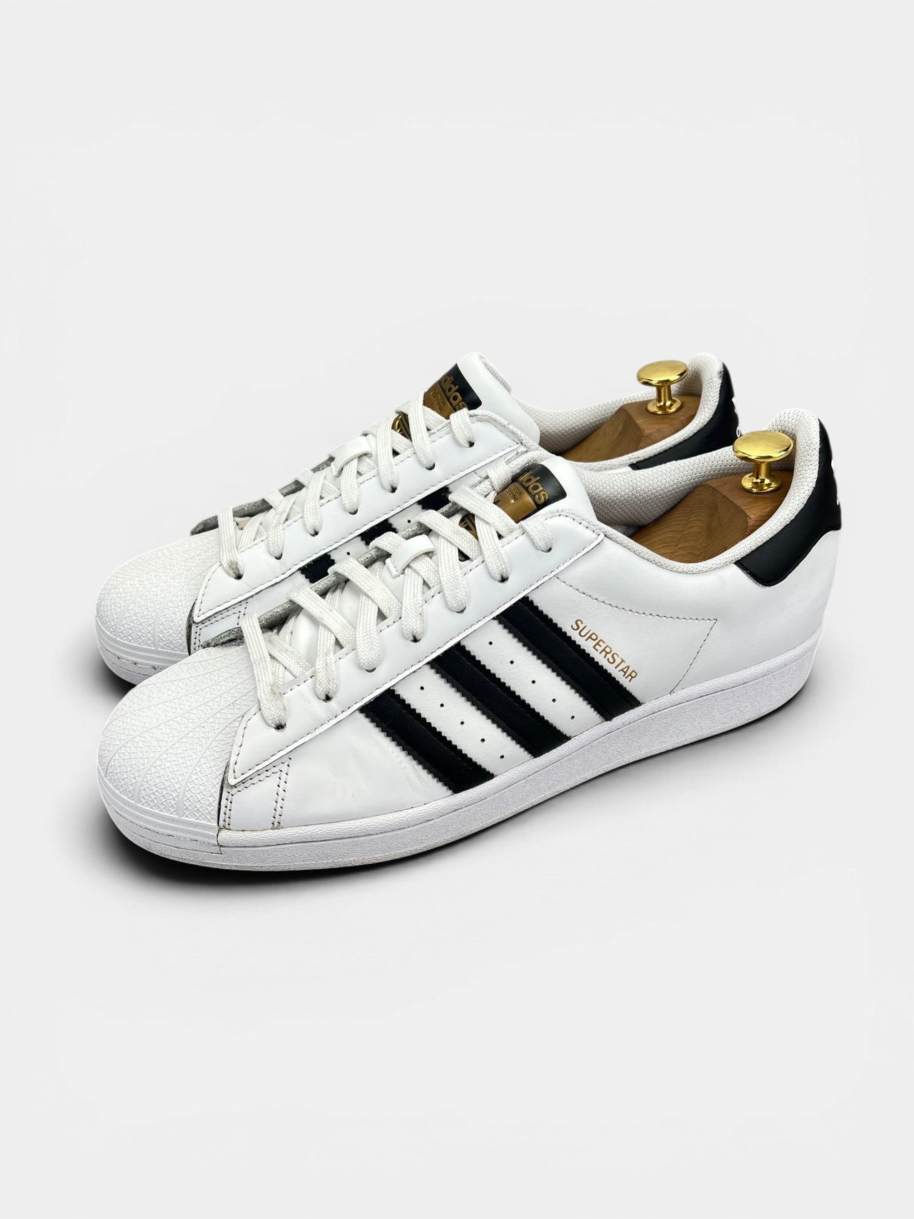 Adidas Superstar White/Black — buty sportowe męskie w bardzo dobrym stanie rozmiar 44 2/3, widok z boku
