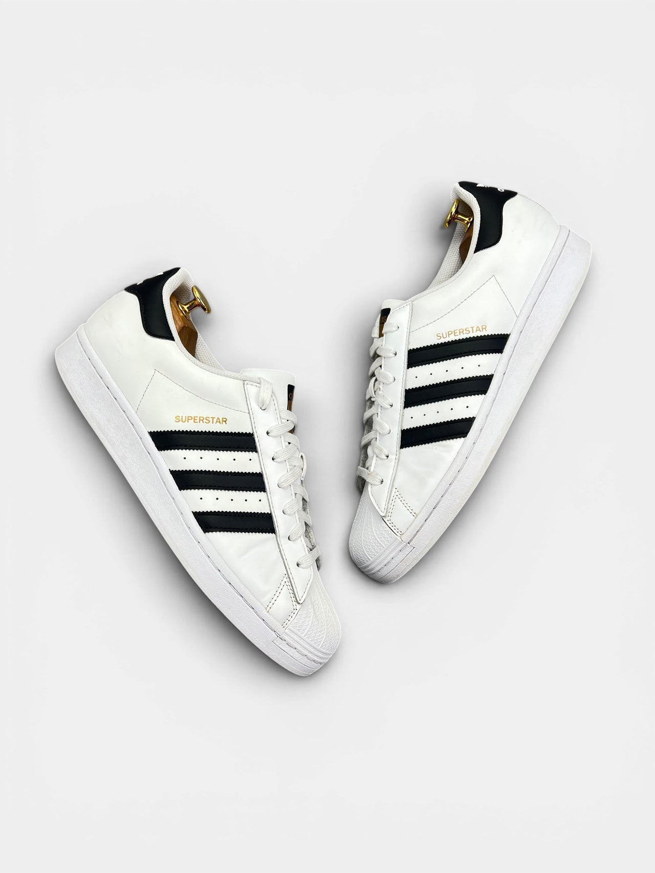 Adidas Superstar White/Black — buty sportowe męskie w bardzo dobrym stanie rozmiar 44 2/3, widok z góry na zewnętrzną stronę butów