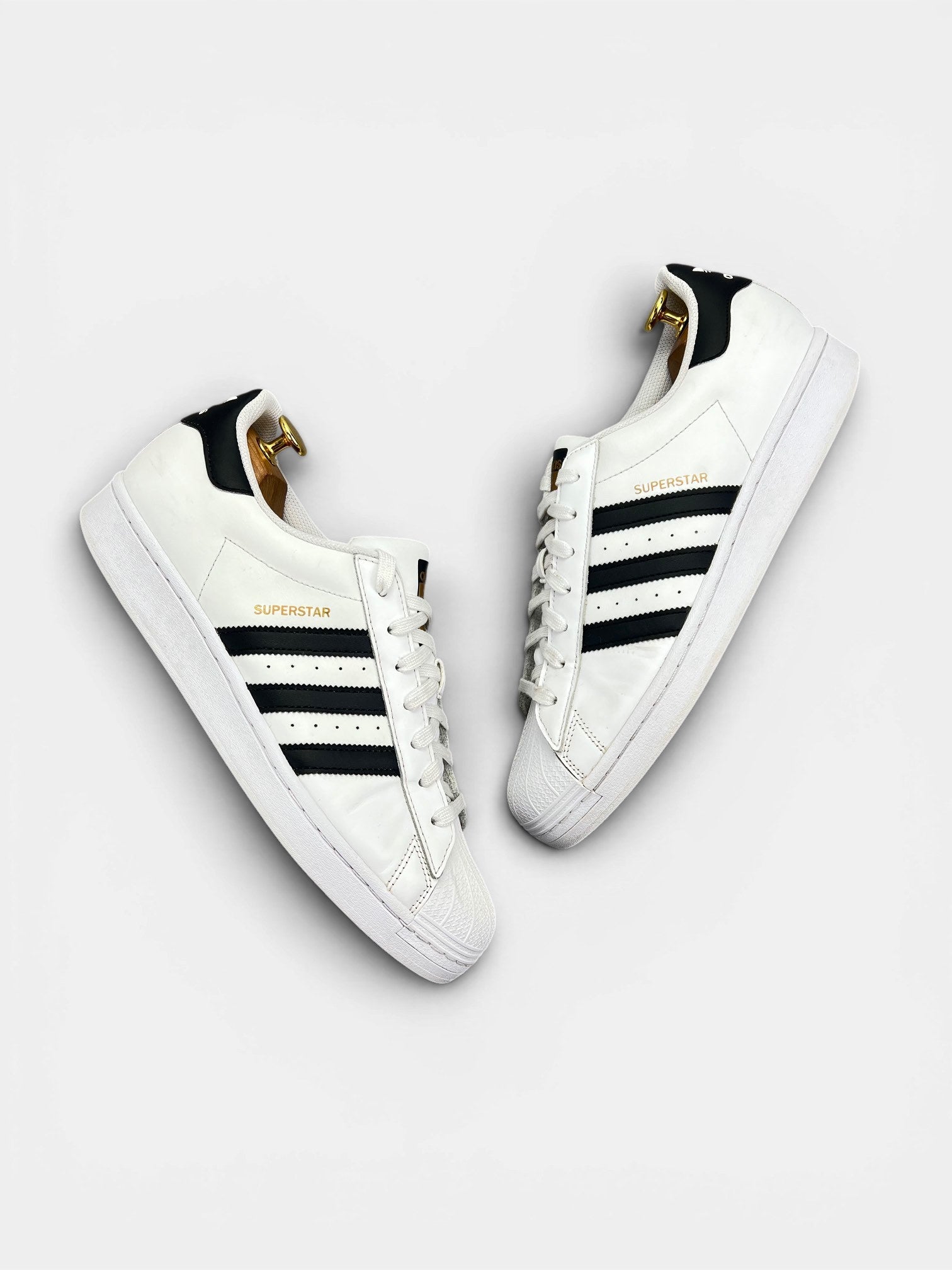 Adidas Superstar White/Black — buty sportowe męskie w bardzo dobrym stanie rozmiar 44 2/3, widok z góry na zewnętrzną stronę butów