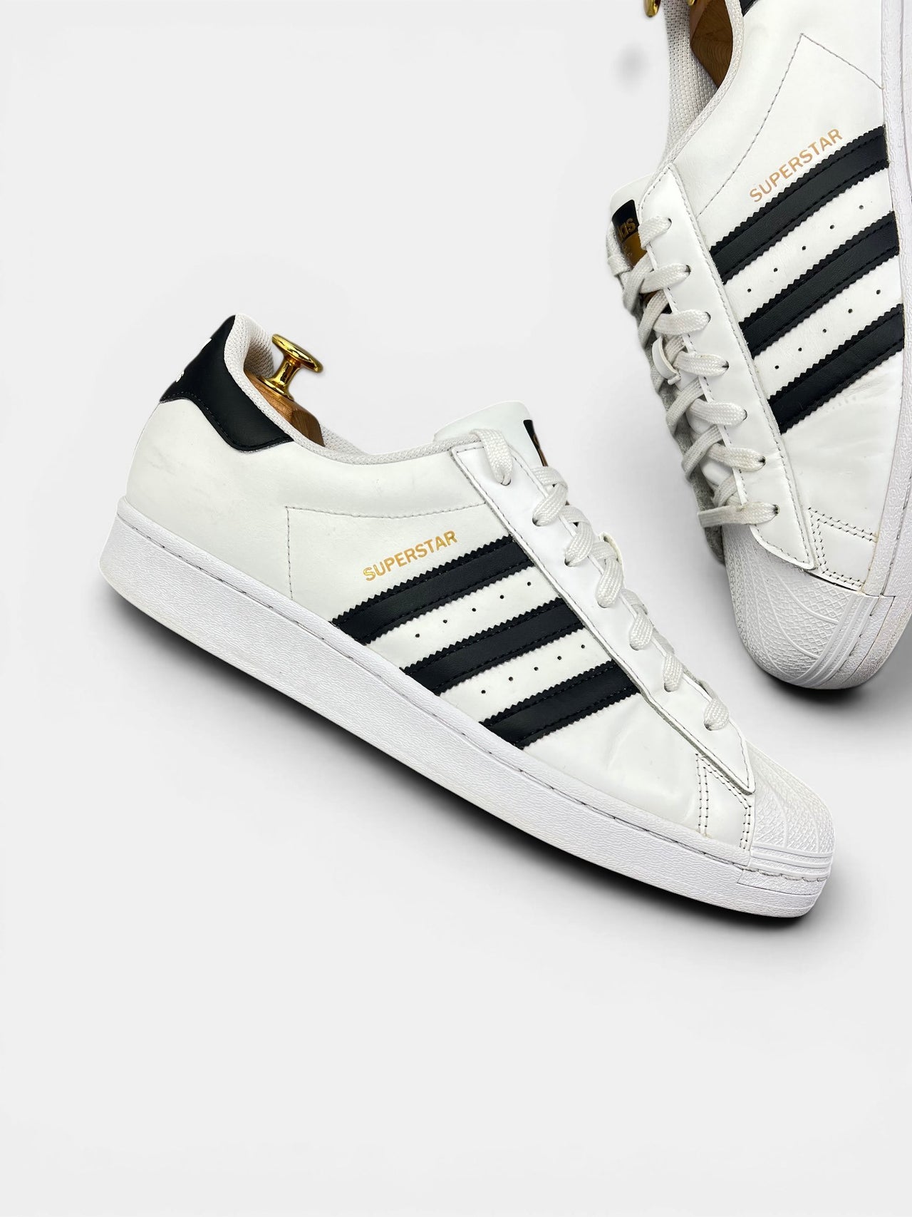 Adidas Superstar White/Black — buty sportowe męskie w bardzo dobrym stanie rozmiar 44 2/3, zewnętrzny panel prawego buta