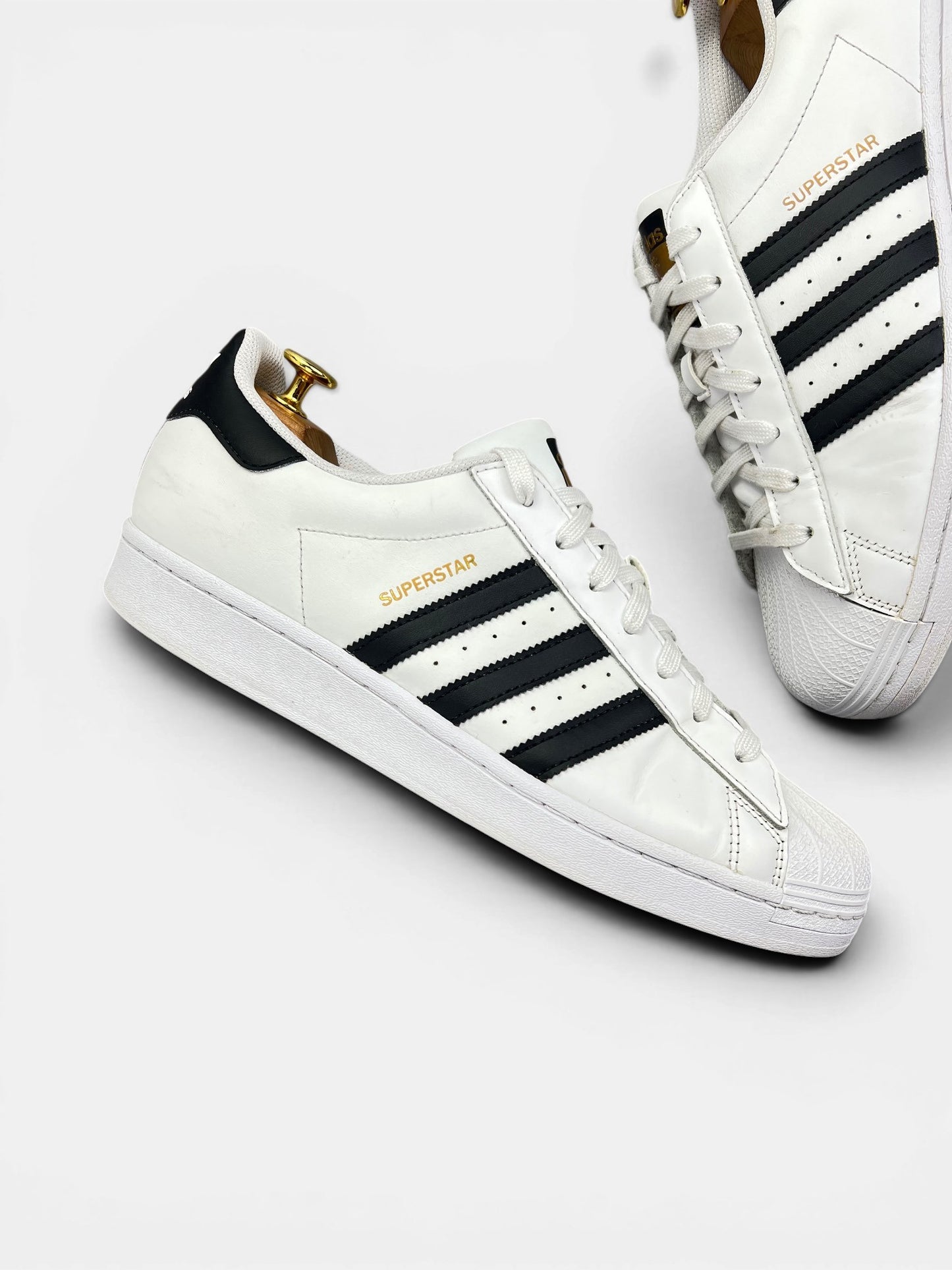 Adidas Superstar White/Black — buty sportowe męskie w bardzo dobrym stanie rozmiar 44 2/3, zewnętrzny panel prawego buta