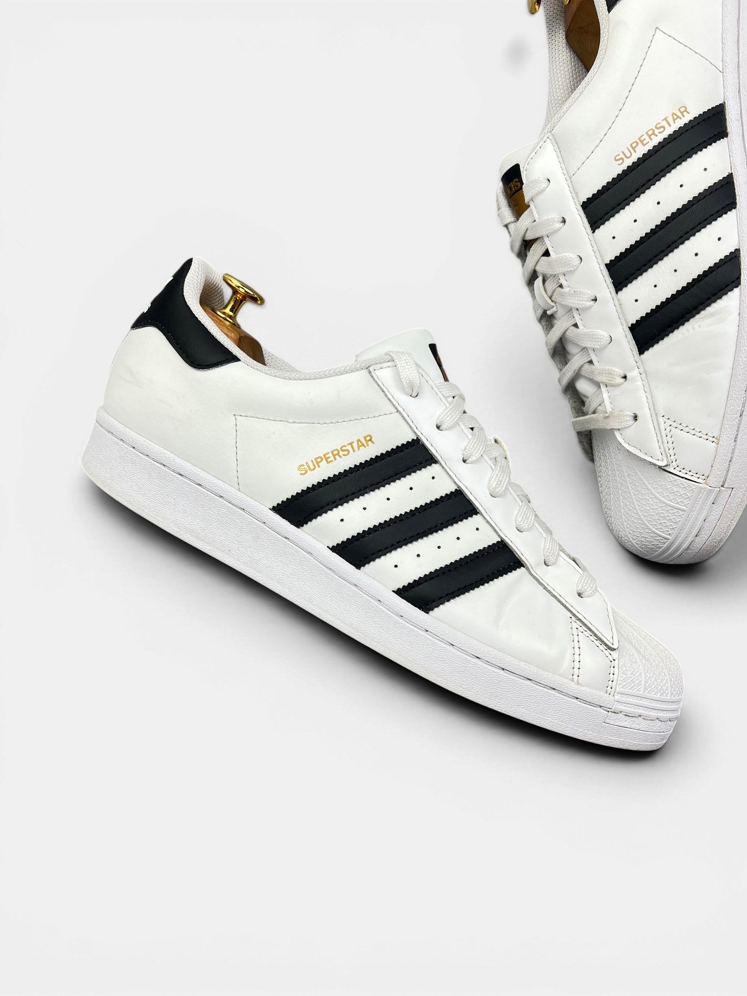 Adidas Superstar White/Black — buty sportowe męskie w bardzo dobrym stanie rozmiar 44 2/3, zewnętrzny panel prawego buta