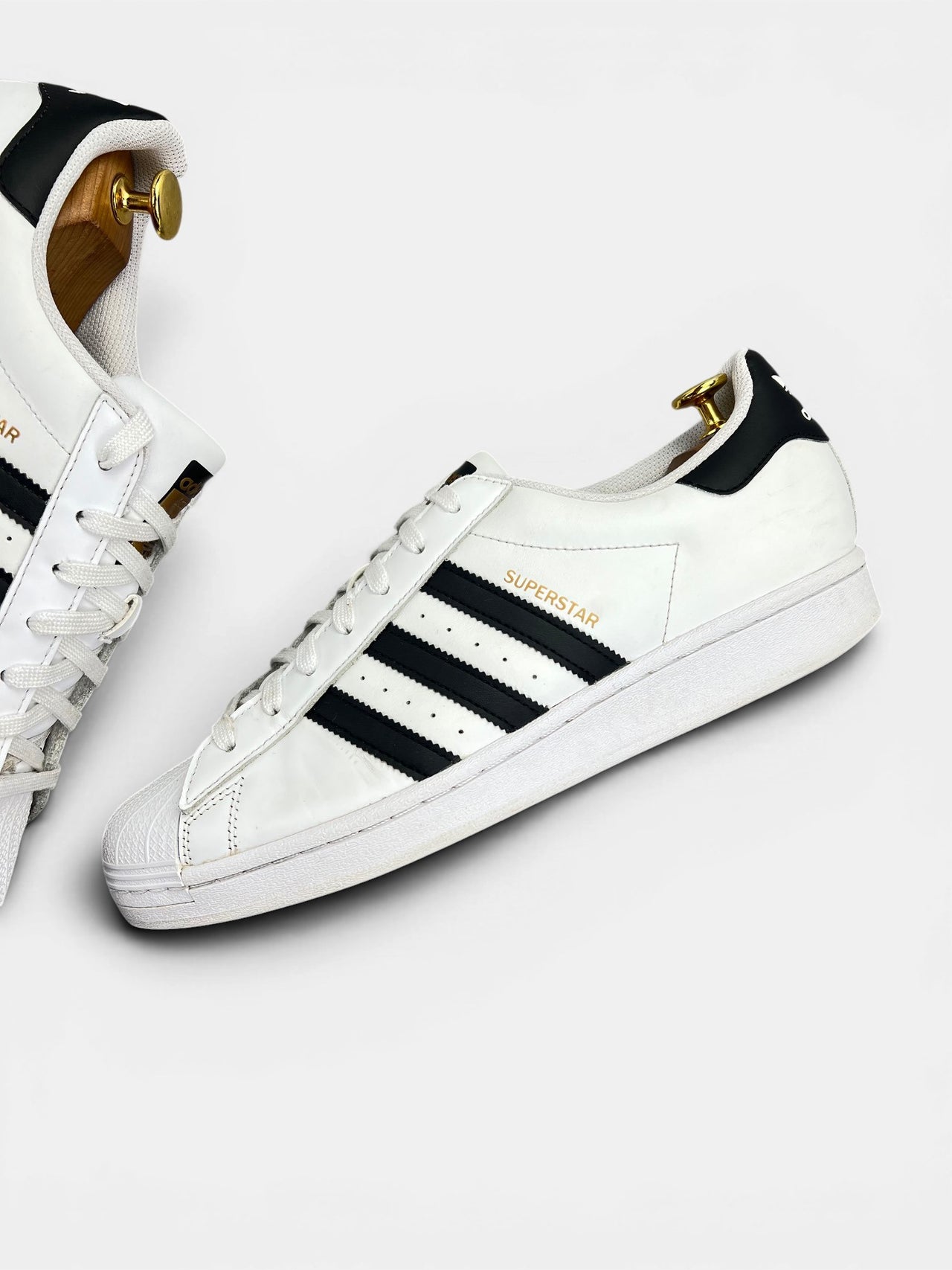 Adidas Superstar White/Black — buty sportowe męskie w bardzo dobrym stanie rozmiar 44 2/3, zewnętrzny panel lewego buta