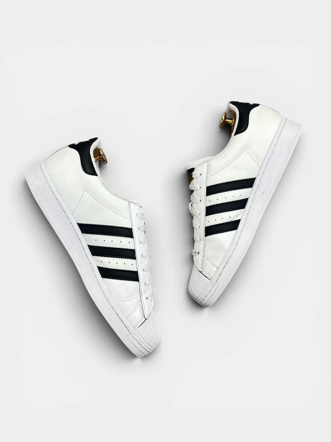 Adidas Superstar White/Black — buty sportowe męskie w bardzo dobrym stanie rozmiar 44 2/3, widok z góry na wewnętrzną stronę butów
