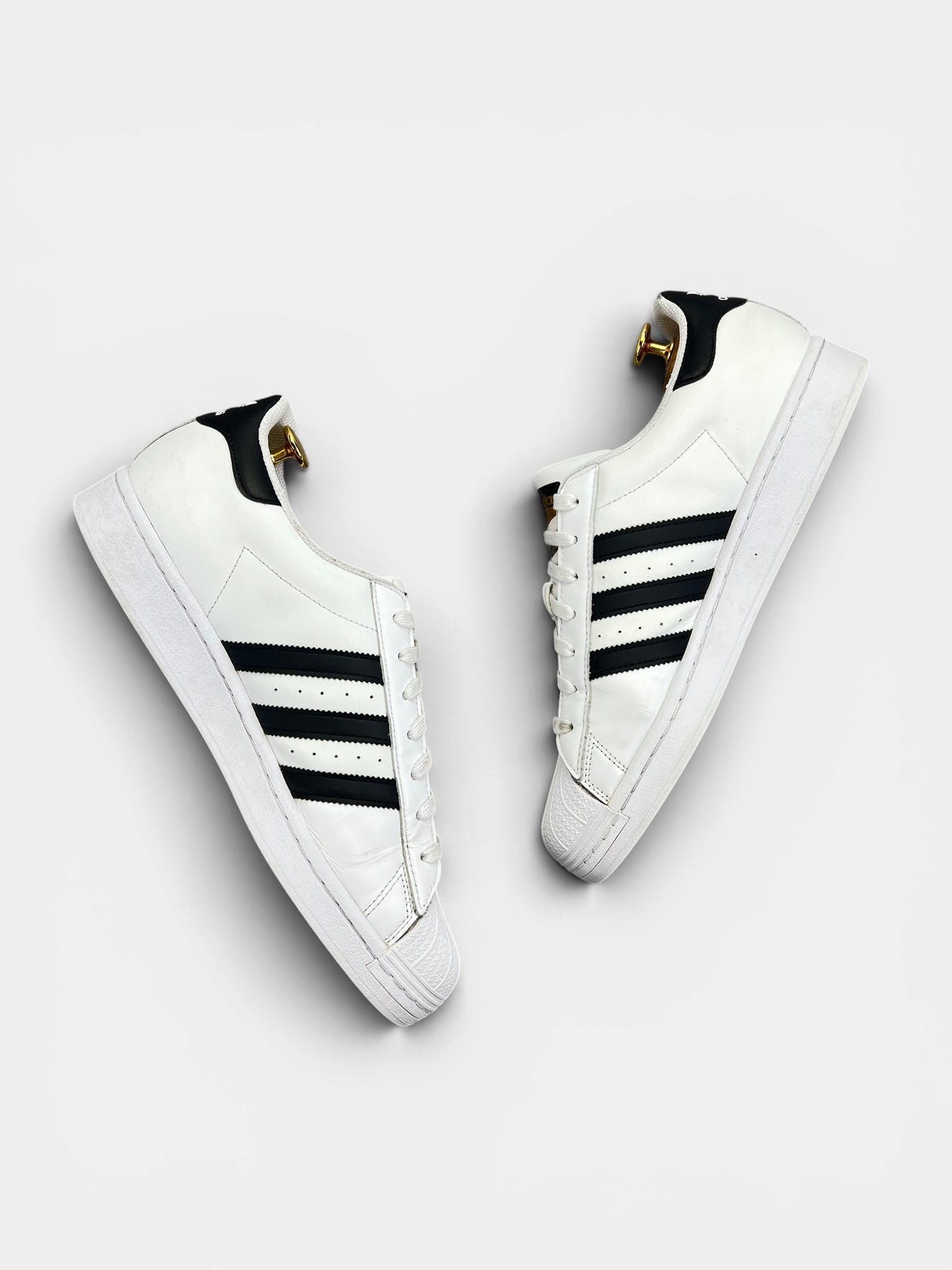 Adidas Superstar White/Black — buty sportowe męskie w bardzo dobrym stanie rozmiar 44 2/3, widok z góry na wewnętrzną stronę butów