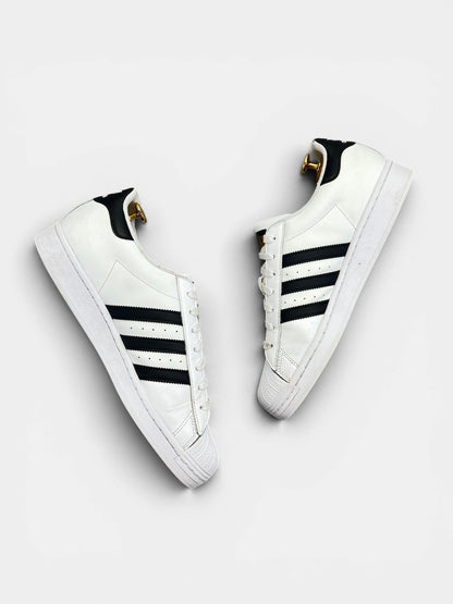 Adidas Superstar White/Black — buty sportowe męskie w bardzo dobrym stanie rozmiar 44 2/3, widok z góry na wewnętrzną stronę butów