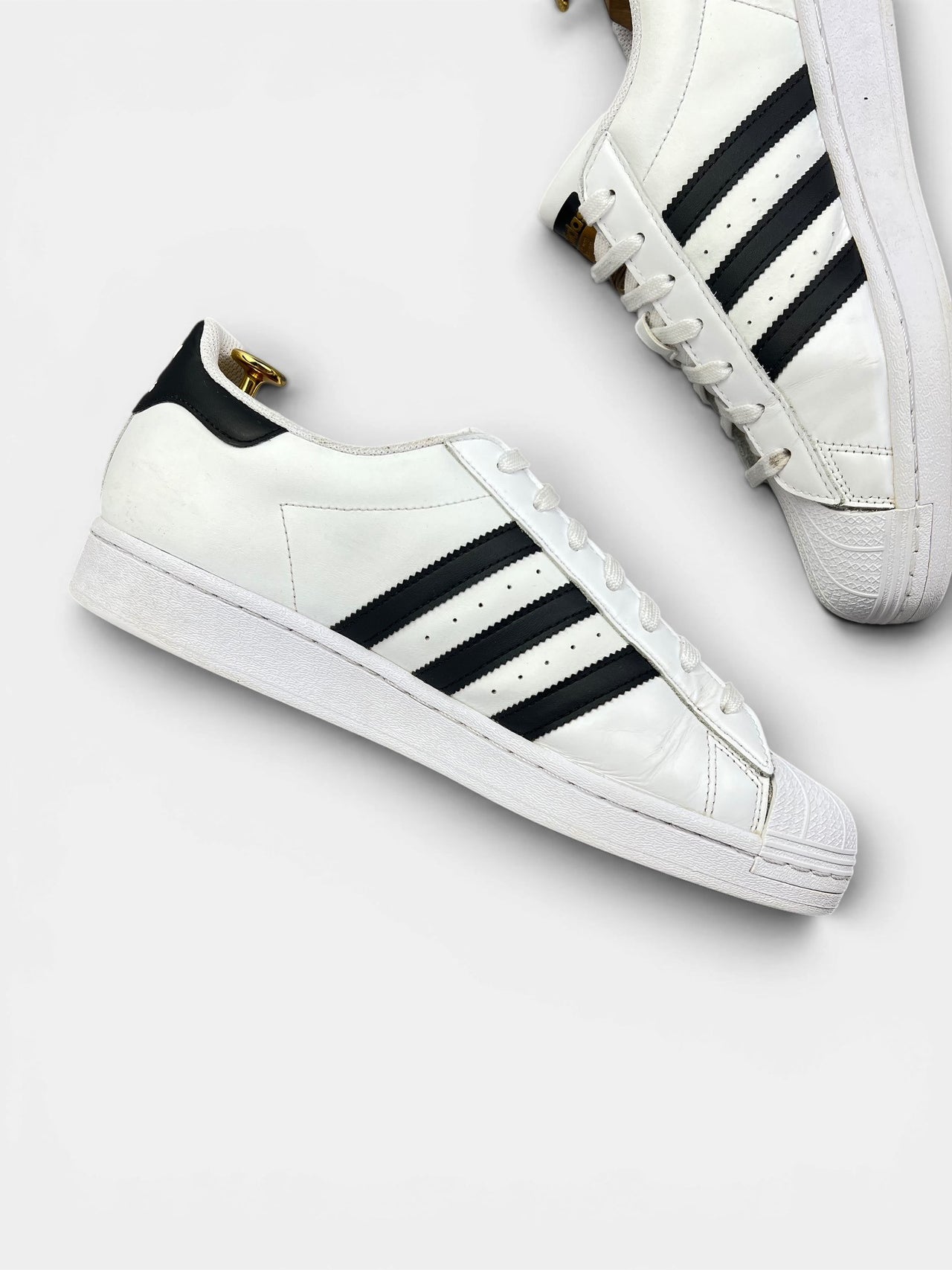 Adidas Superstar White/Black — buty sportowe męskie w bardzo dobrym stanie rozmiar 44 2/3, wewnętrzny panel lewego buta