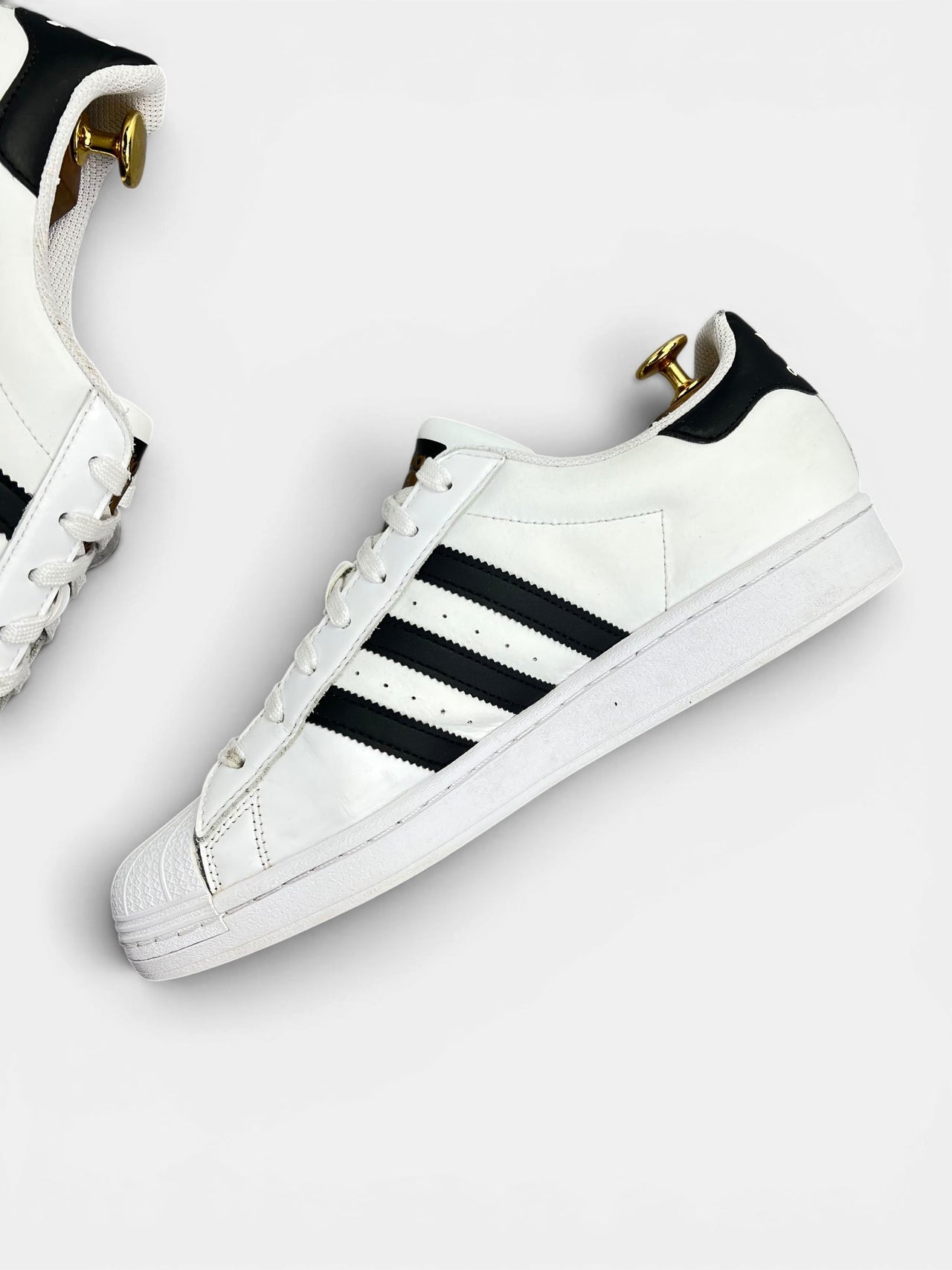 Adidas Superstar White/Black — buty sportowe męskie w bardzo dobrym stanie rozmiar 44 2/3, wewnętrzny panel prawego buta