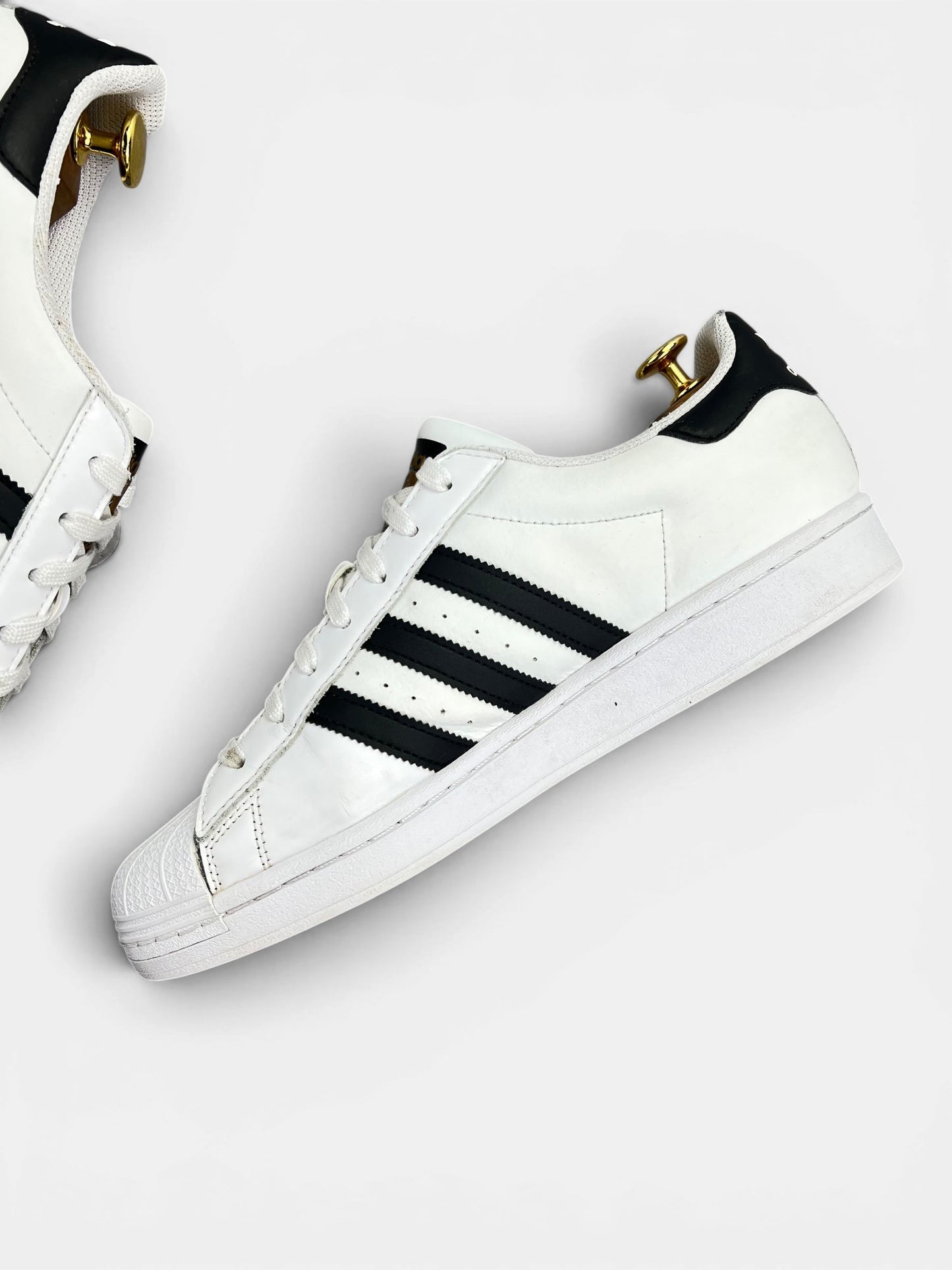 Adidas Superstar White/Black — buty sportowe męskie w bardzo dobrym stanie rozmiar 44 2/3, wewnętrzny panel prawego buta