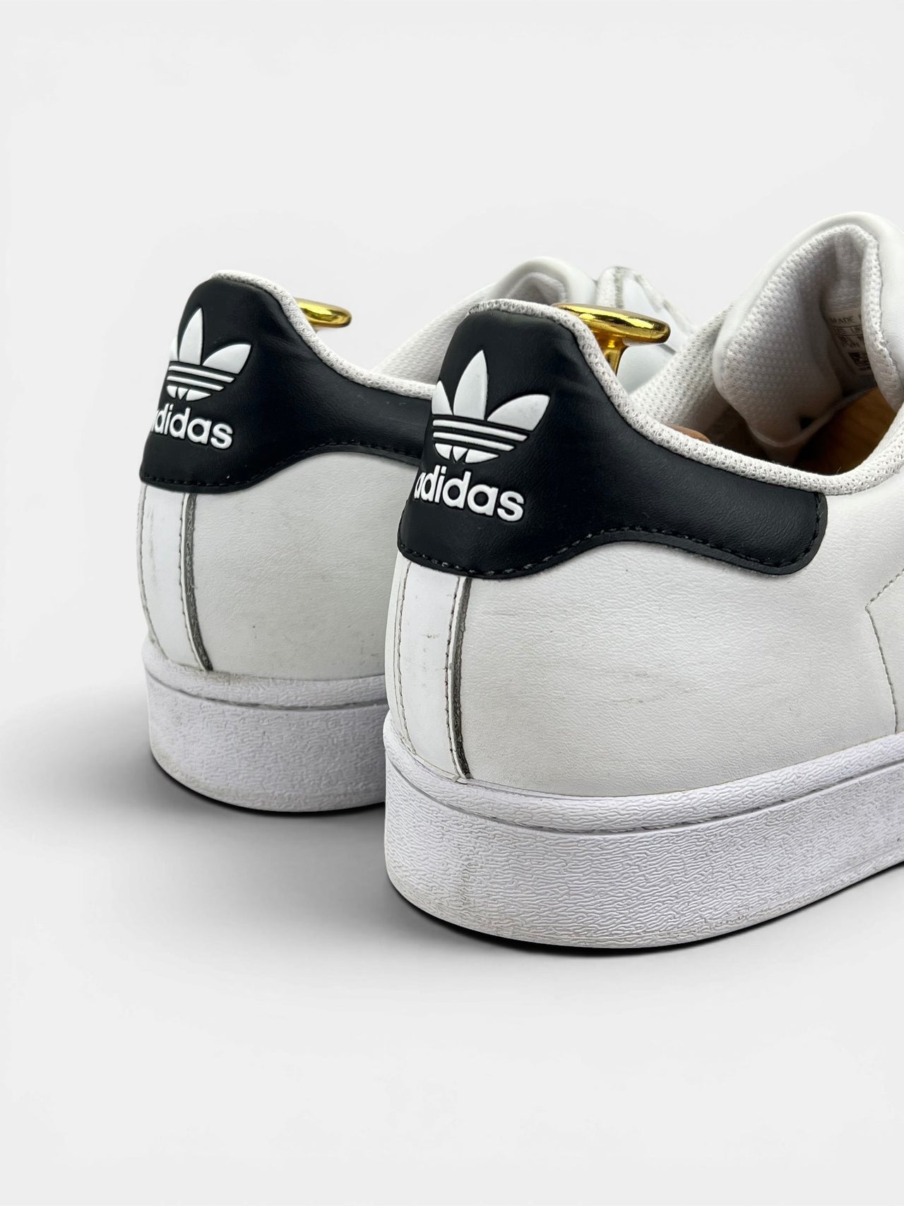Adidas Superstar White/Black — buty sportowe męskie w bardzo dobrym stanie rozmiar 44 2/3, widok z tyłu