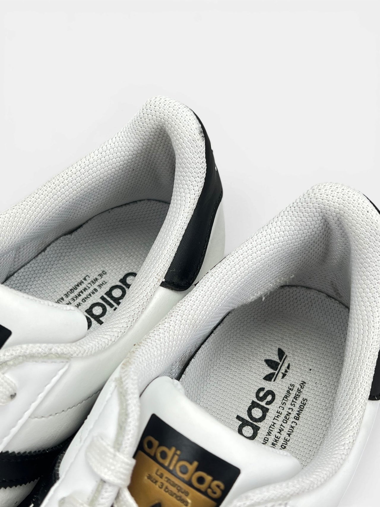Adidas Superstar White/Black — buty sportowe męskie w bardzo dobrym stanie rozmiar 44 2/3, zapiętki butów