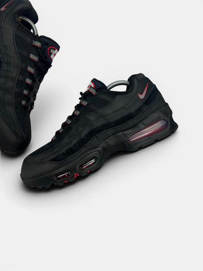 Nike Air Max 95 Racing Pack — buty sportowe męskie w dobrym stanie rozmiar 44, zewnętrzny panel lewego buta