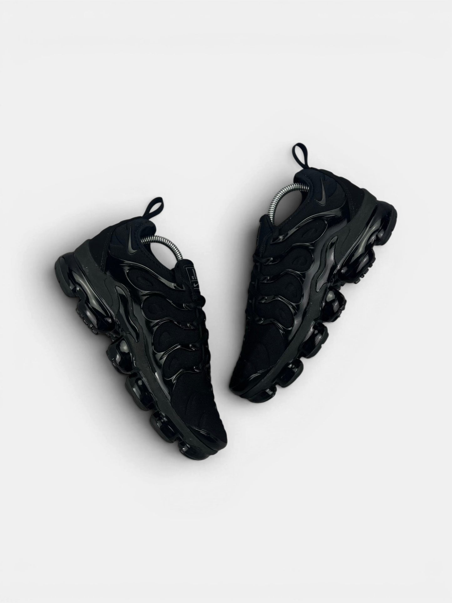 Nike Air VaporMax Plus Triple Black — buty sportowe męskie w bardzo dobrym stanie rozmiar 41, widok z góry na zewnętrzną stronę butów