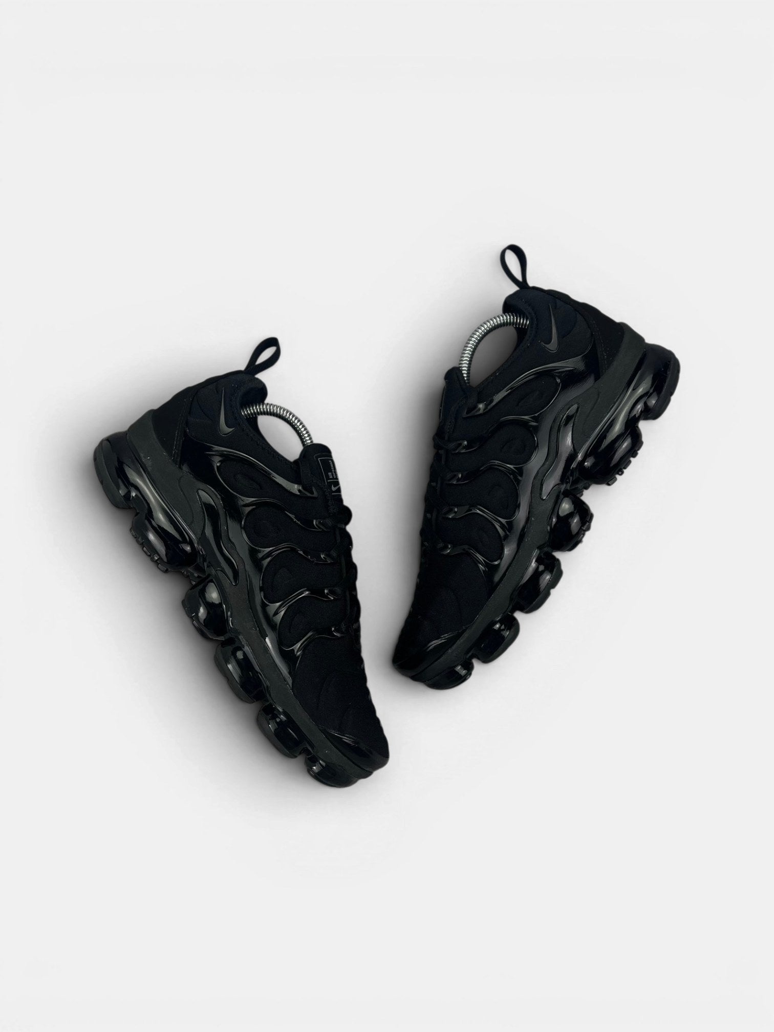 Nike Air VaporMax Plus Triple Black — buty sportowe męskie w bardzo dobrym stanie rozmiar 41, widok z góry na zewnętrzną stronę butów