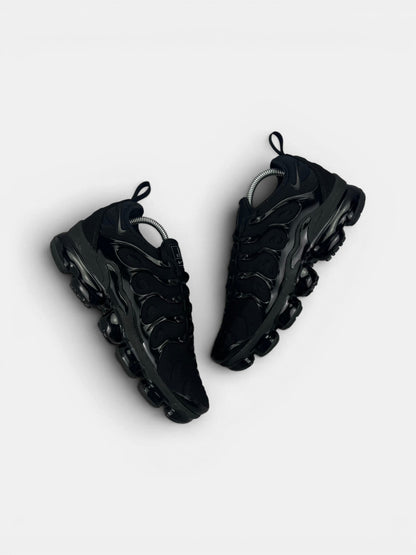 Nike Air VaporMax Plus Triple Black — buty sportowe męskie w bardzo dobrym stanie rozmiar 41, widok z góry na zewnętrzną stronę butów