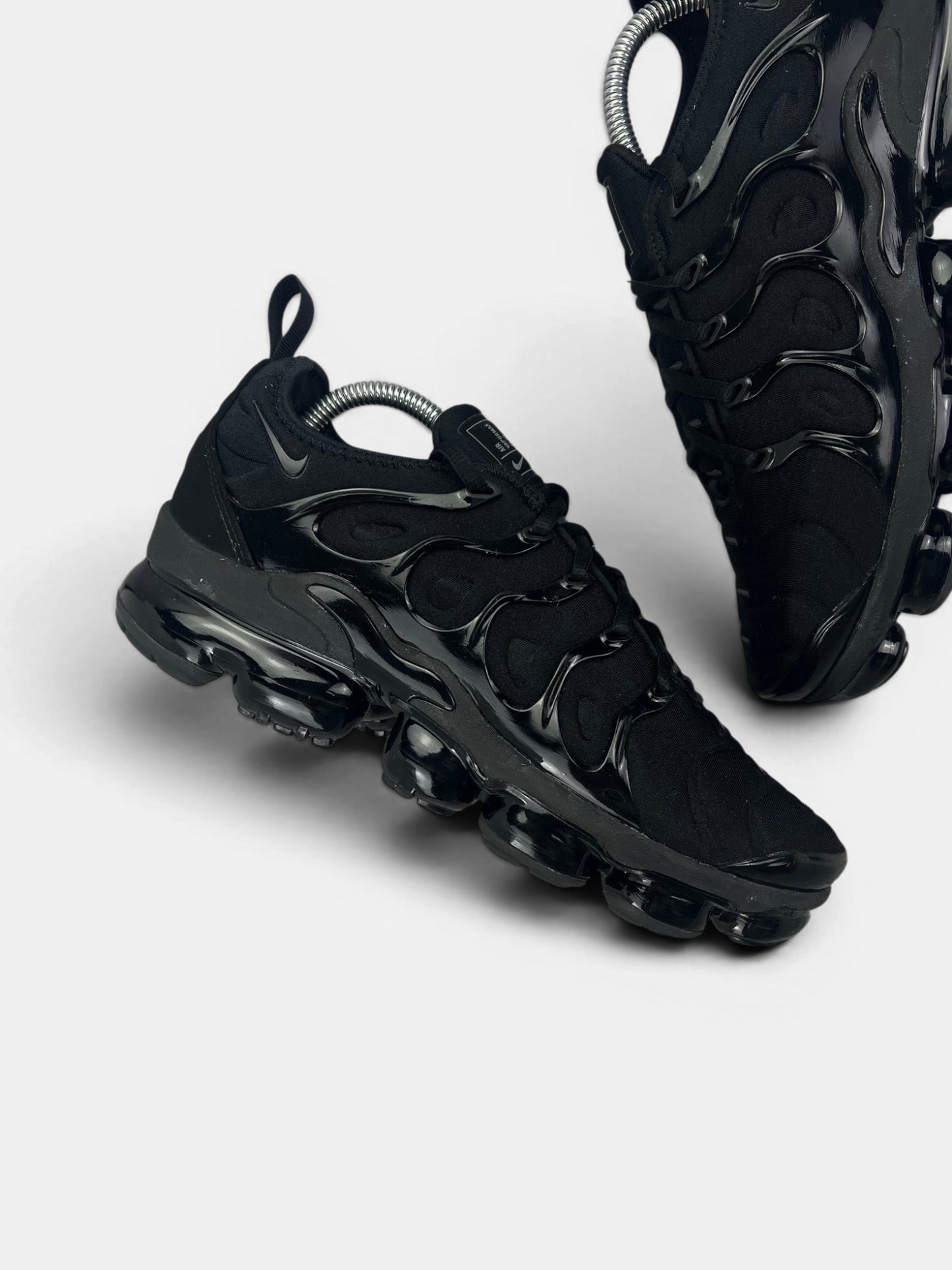 Nike Air VaporMax Plus Triple Black — buty sportowe męskie w bardzo dobrym stanie rozmiar 41, zewnętrzny panel prawego buta