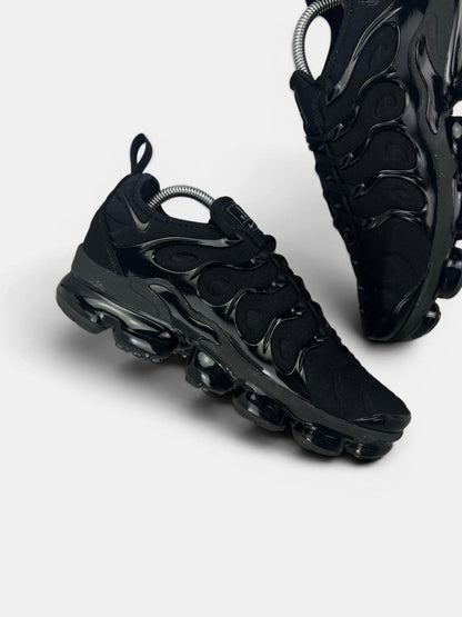 Nike Air VaporMax Plus Triple Black — buty sportowe męskie w bardzo dobrym stanie rozmiar 41, zewnętrzny panel prawego buta