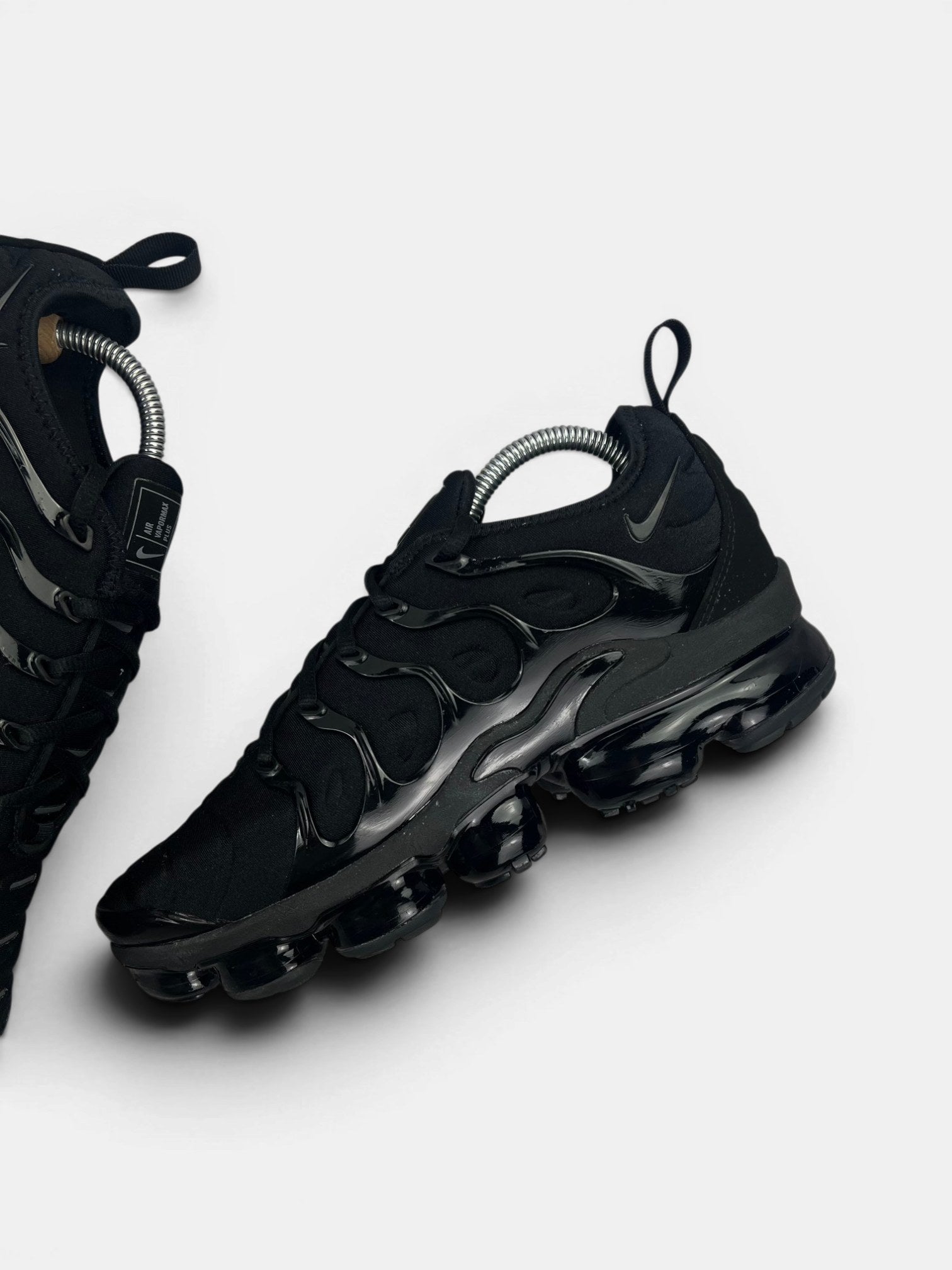 Nike Air VaporMax Plus Triple Black — buty sportowe męskie w bardzo dobrym stanie rozmiar 41, zewnętrzny panel lewego buta