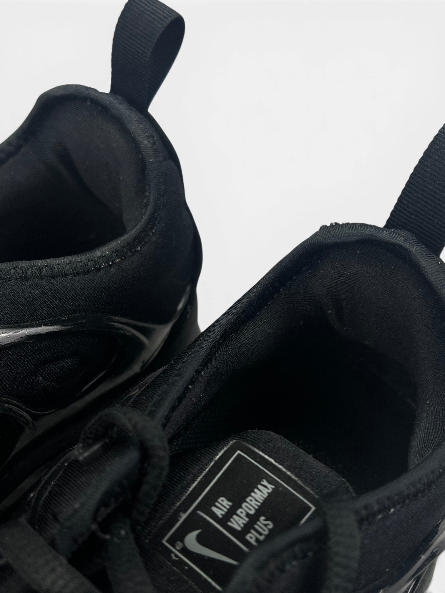 Nike Air VaporMax Plus Triple Black — buty sportowe męskie w bardzo dobrym stanie rozmiar 41, zapiętki butów