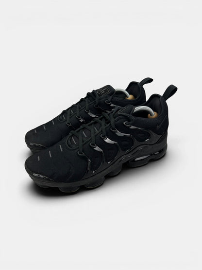 Nike Air VaporMax Plus Triple Black — buty sportowe męskie w zadowalającym stanie rozmiar 45, widok z boku