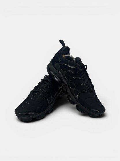 Nike Air VaporMax Plus Triple Black — buty sportowe męskie w zadowalającym stanie rozmiar 45, boczny profil