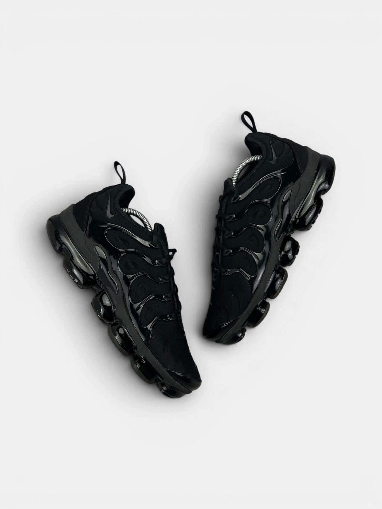 Nike Air VaporMax Plus Triple Black — buty sportowe męskie w zadowalającym stanie rozmiar 45, widok z góry na zewnętrzną stronę butów