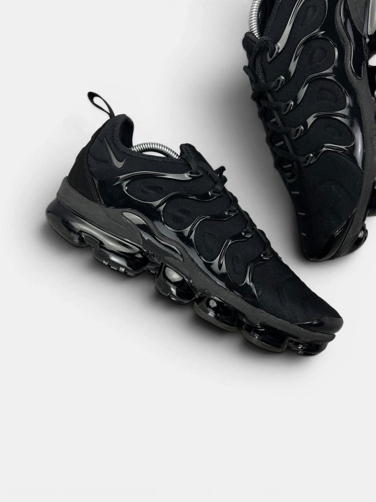 Nike Air VaporMax Plus Triple Black — buty sportowe męskie w zadowalającym stanie rozmiar 45, zewnętrzny panel prawego buta
