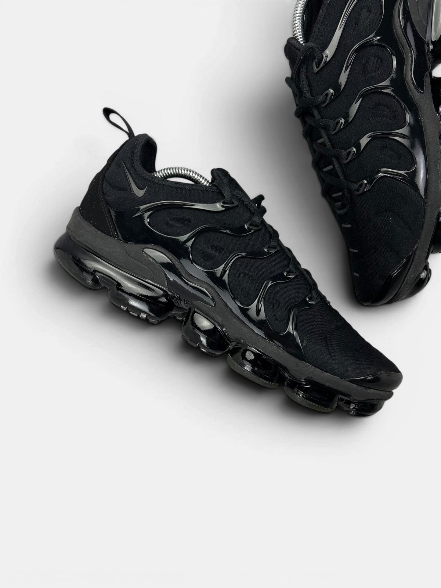 Nike Air VaporMax Plus Triple Black — buty sportowe męskie w zadowalającym stanie rozmiar 45, zewnętrzny panel prawego buta