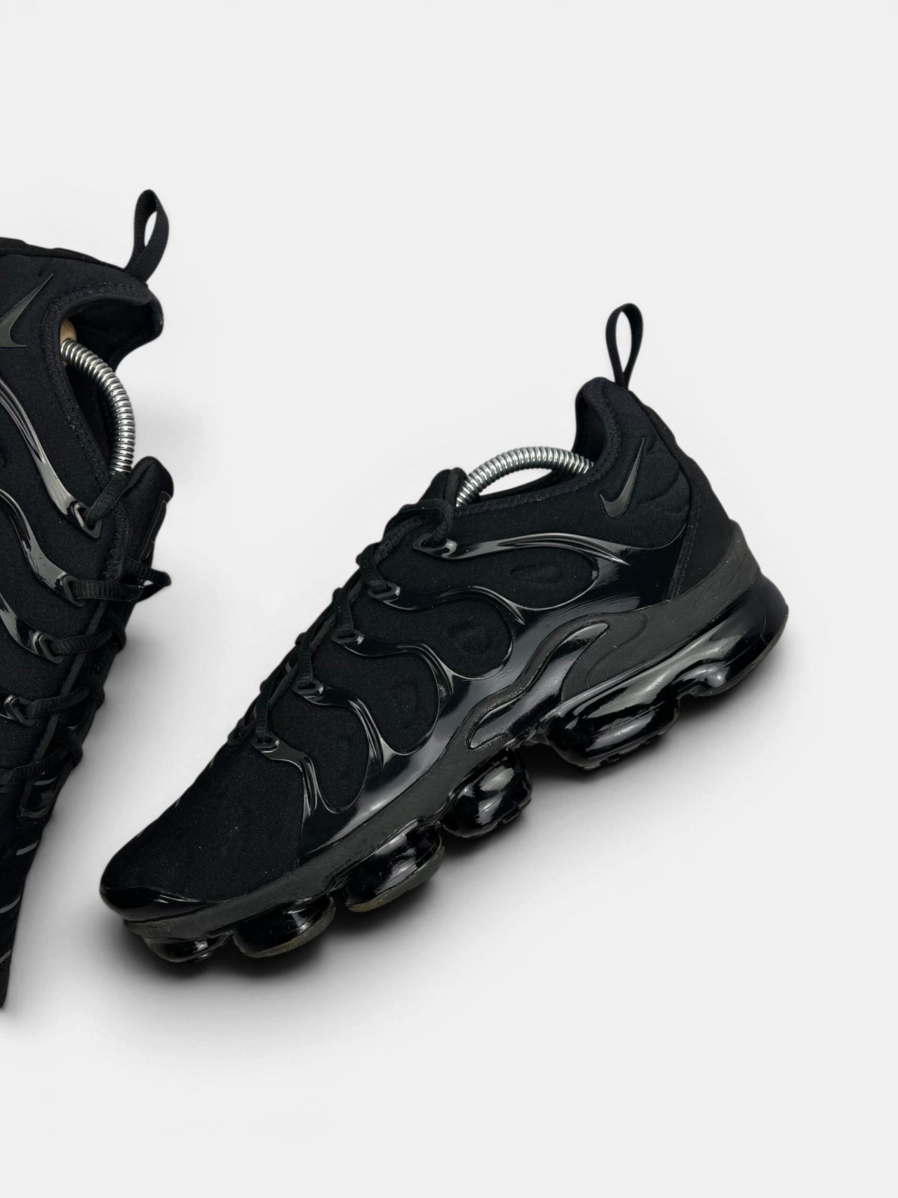 Nike Air VaporMax Plus Triple Black — buty sportowe męskie w zadowalającym stanie rozmiar 45, zewnętrzny panel lewego buta