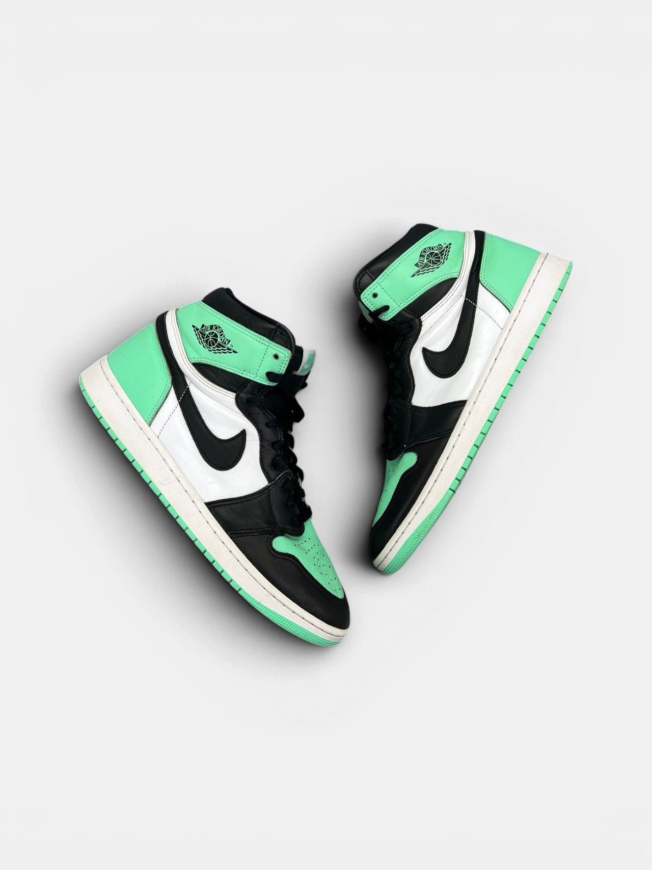 Nike Air Jordan 1 High Green Glow — buty sportowe męskie w bardzo dobrym stanie rozmiar 47.5, widok z góry na zewnętrzną stronę butów