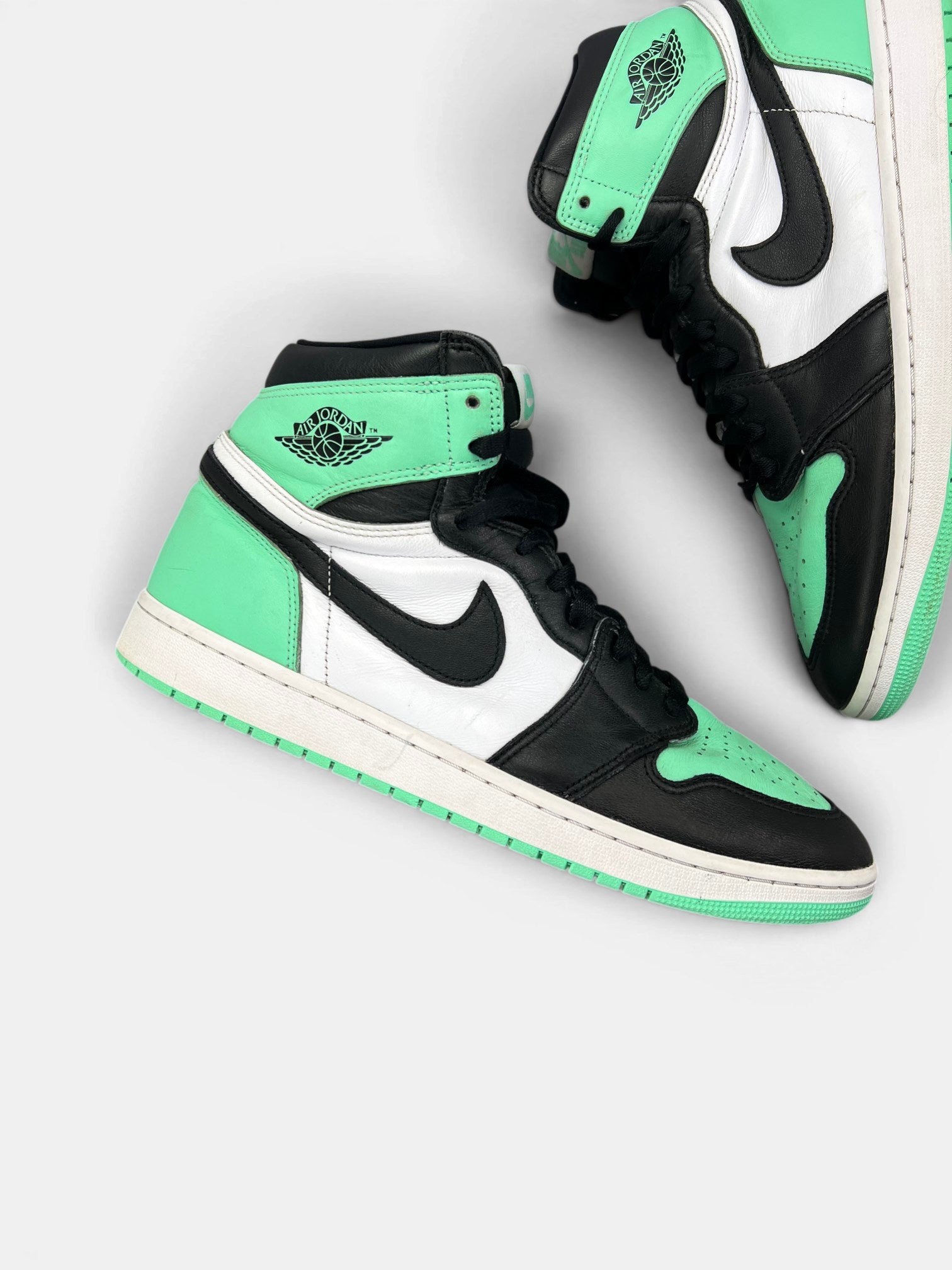 Nike Air Jordan 1 High Green Glow — buty sportowe męskie w bardzo dobrym stanie rozmiar 47.5, zewnętrzny panel prawego buta