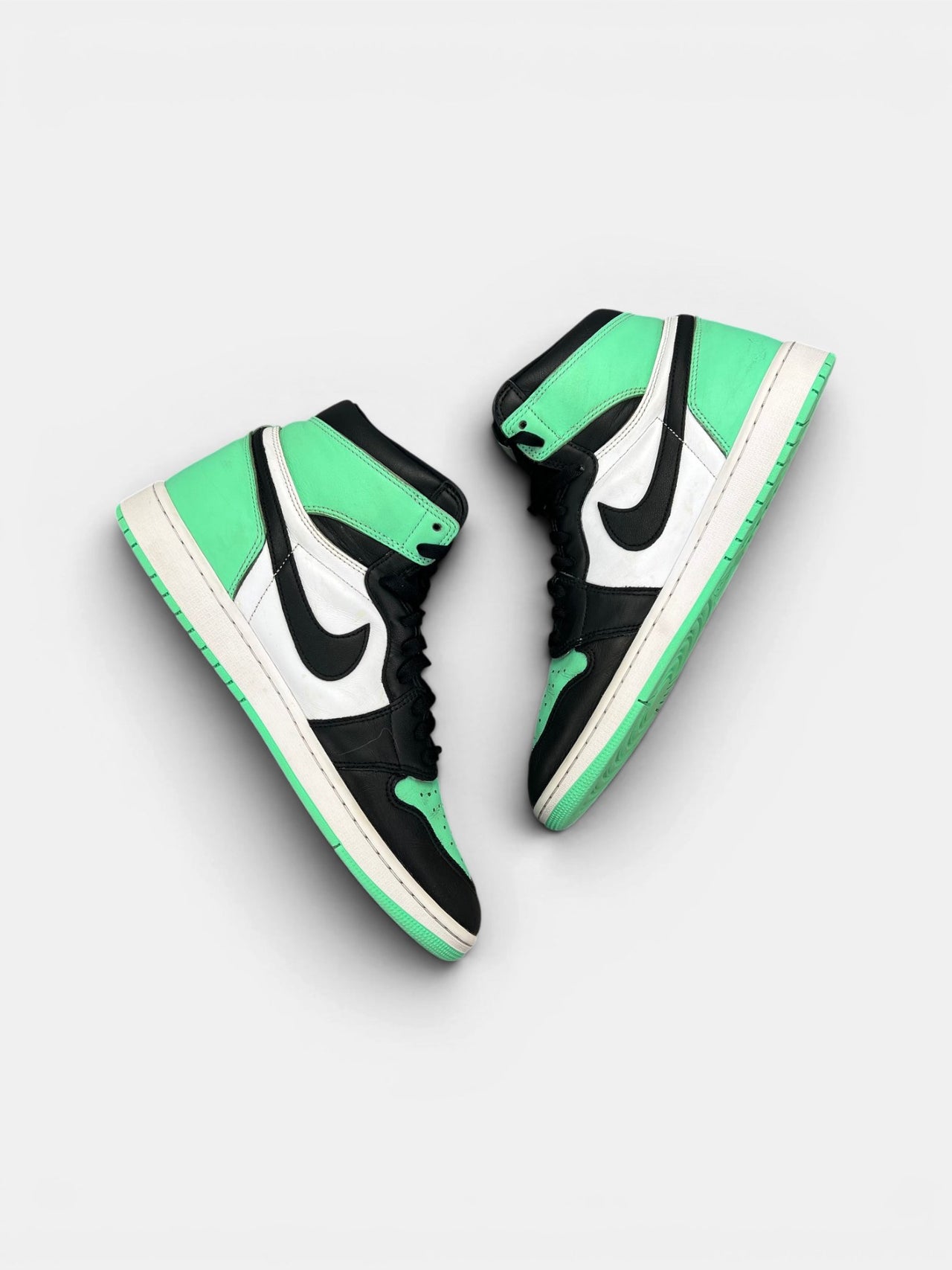 Nike Air Jordan 1 High Green Glow — buty sportowe męskie w bardzo dobrym stanie rozmiar 47.5, widok z góry na wewnętrzną stronę butów