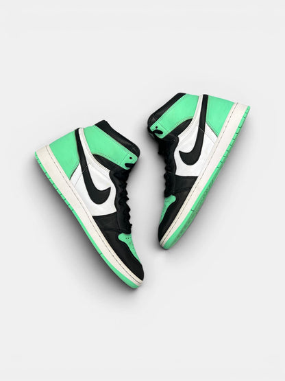 Nike Air Jordan 1 High Green Glow — buty sportowe męskie w bardzo dobrym stanie rozmiar 47.5, widok z góry na wewnętrzną stronę butów