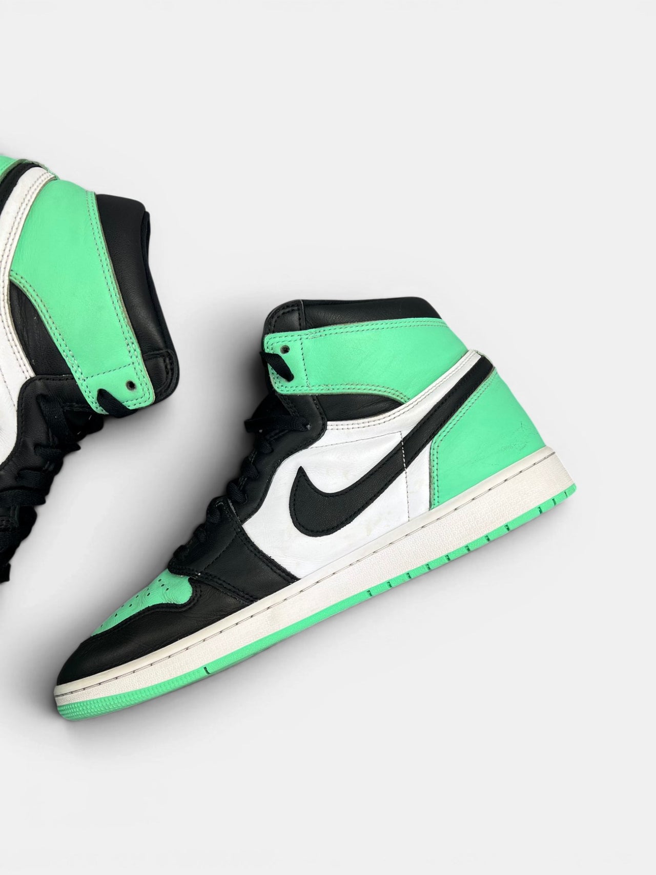Nike Air Jordan 1 High Green Glow — buty sportowe męskie w bardzo dobrym stanie rozmiar 47.5, wewnętrzny panel prawego buta