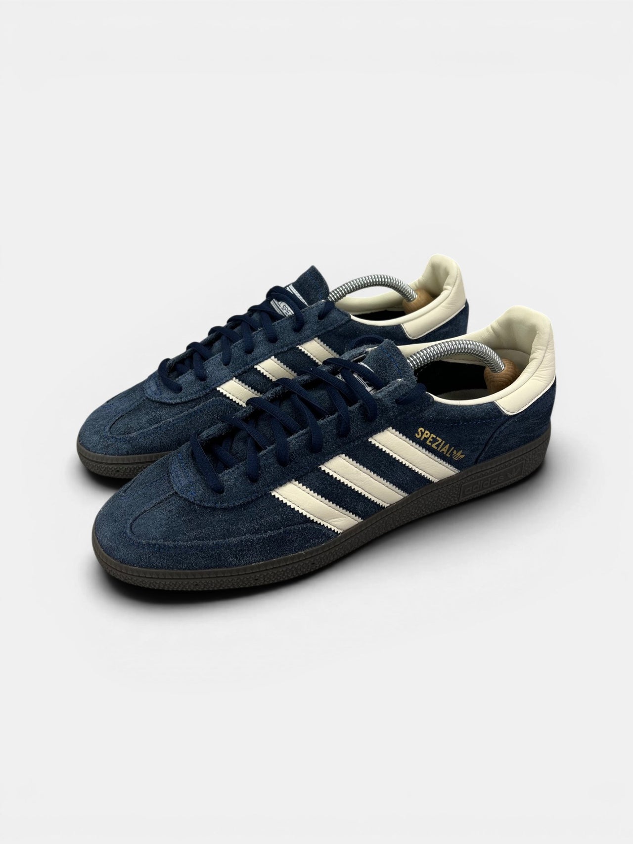 Adidas Spezial Night Indigo — buty sportowe męskie w bardzo dobrym stanie rozmiar 42 2/3, widok z boku