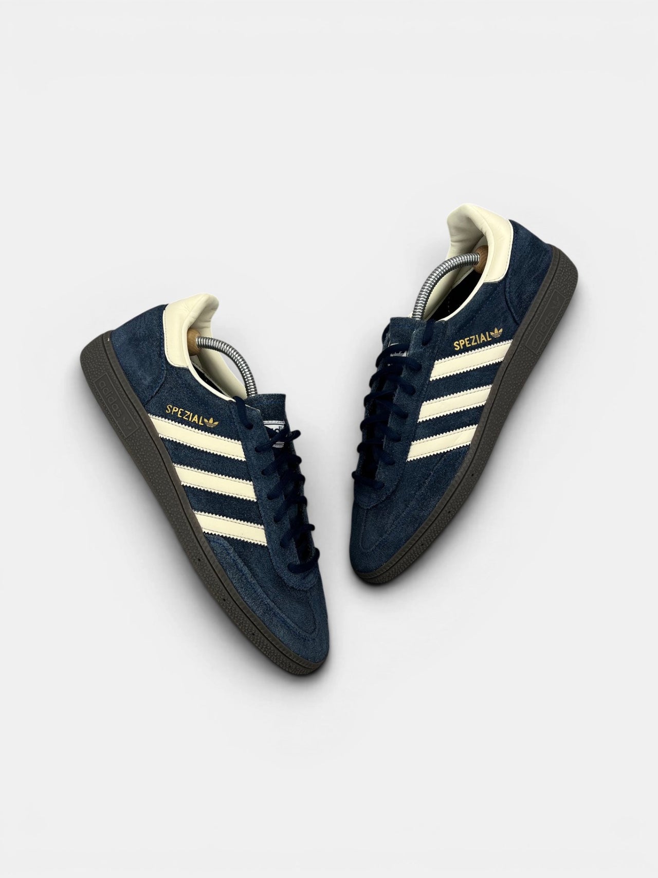Adidas Spezial Night Indigo — buty sportowe męskie w bardzo dobrym stanie rozmiar 42 2/3, widok z góry na zewnętrzną stronę butów