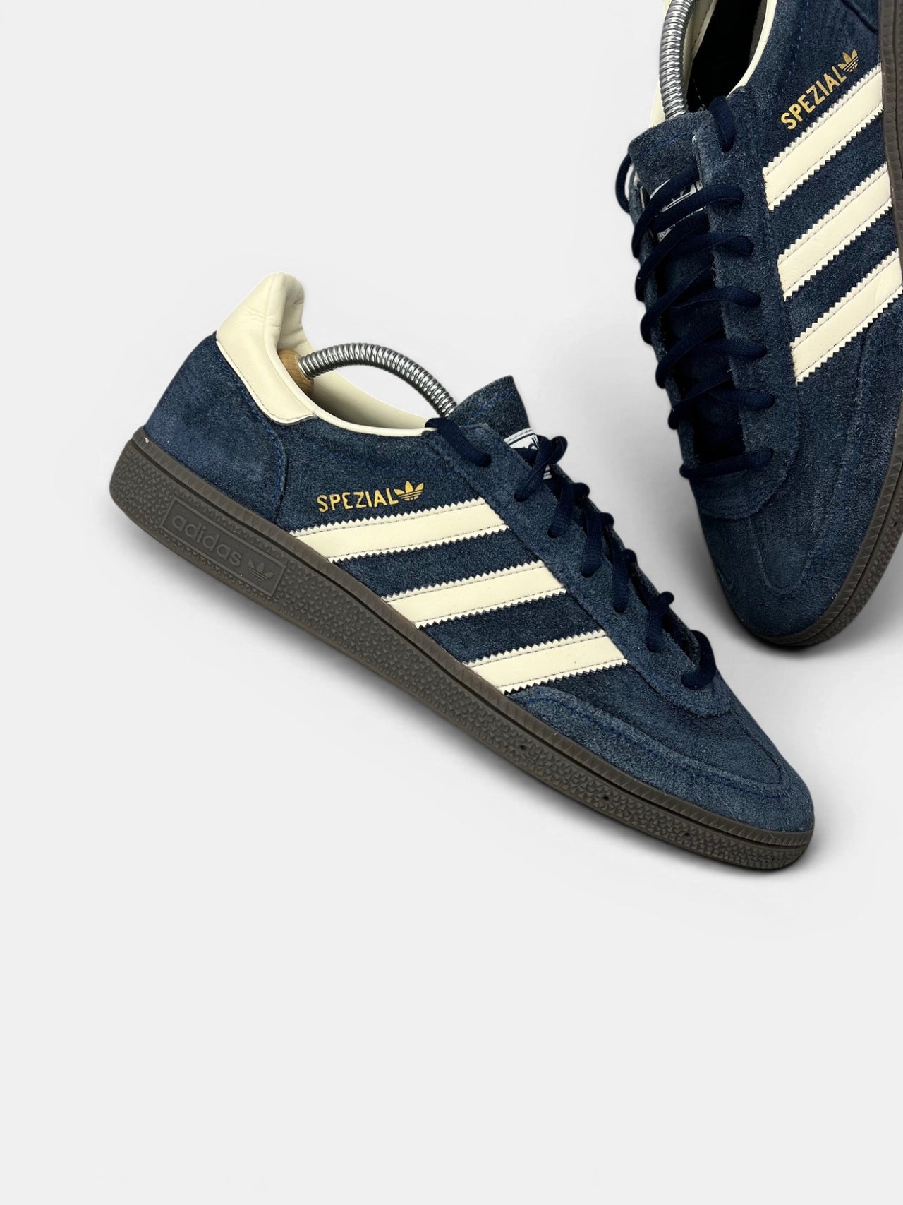 Adidas Spezial Night Indigo — buty sportowe męskie w bardzo dobrym stanie rozmiar 42 2/3, zewnętrzny panel prawego buta